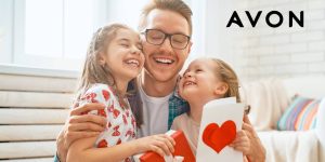 Pai recebendo presente de duas filhas pequenas