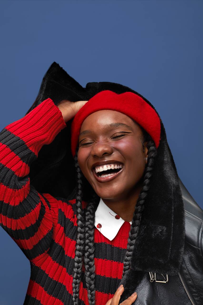 blusa de tricot desfiado com listras vermelhas