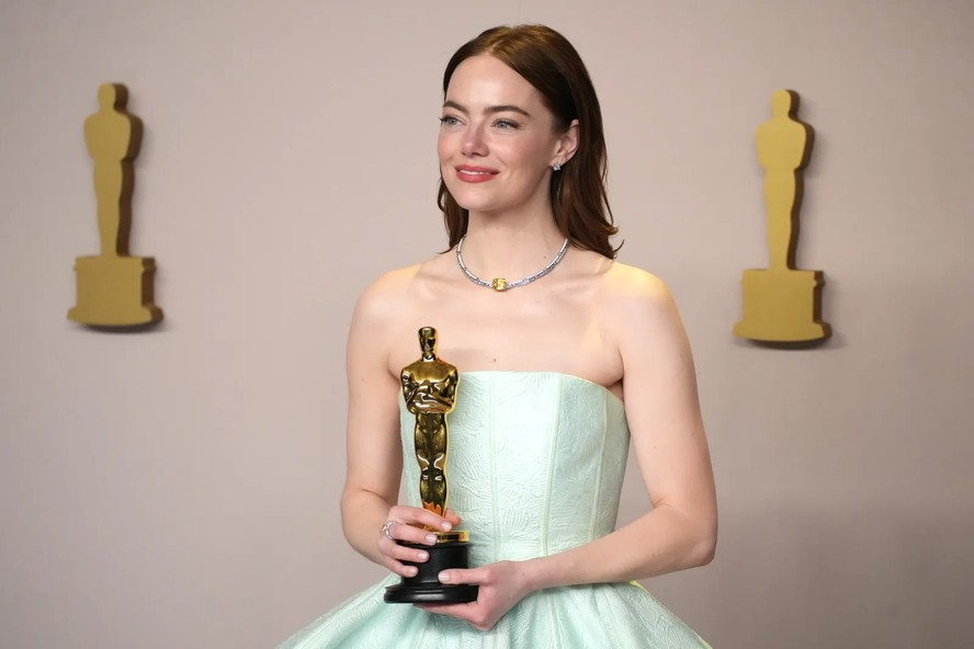 Emma Stone recebendo o Oscar 2024