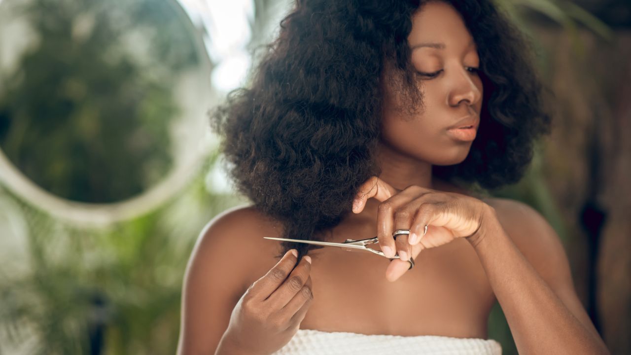 cortar as pontas do cabelo sozinha