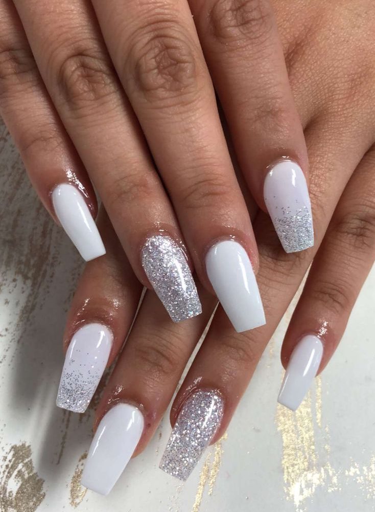 decoração de unha branco e prata degradê filha única