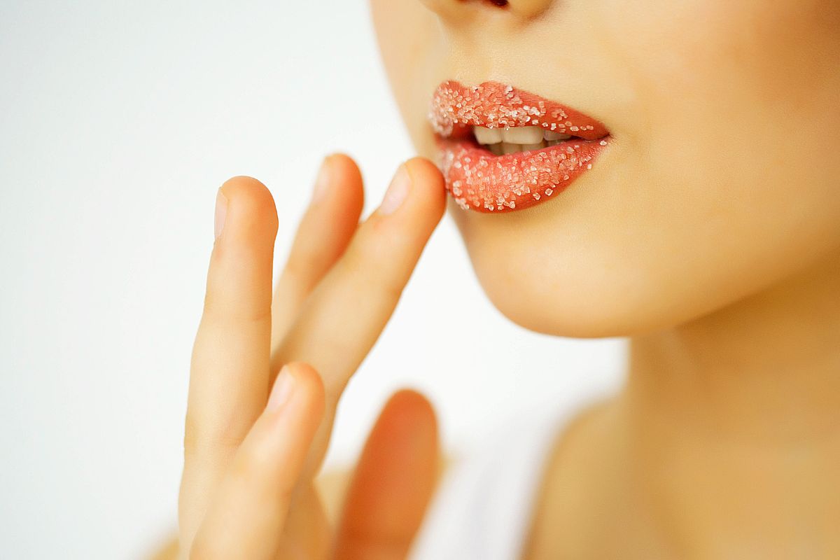 esfoliar lábios para receber batom