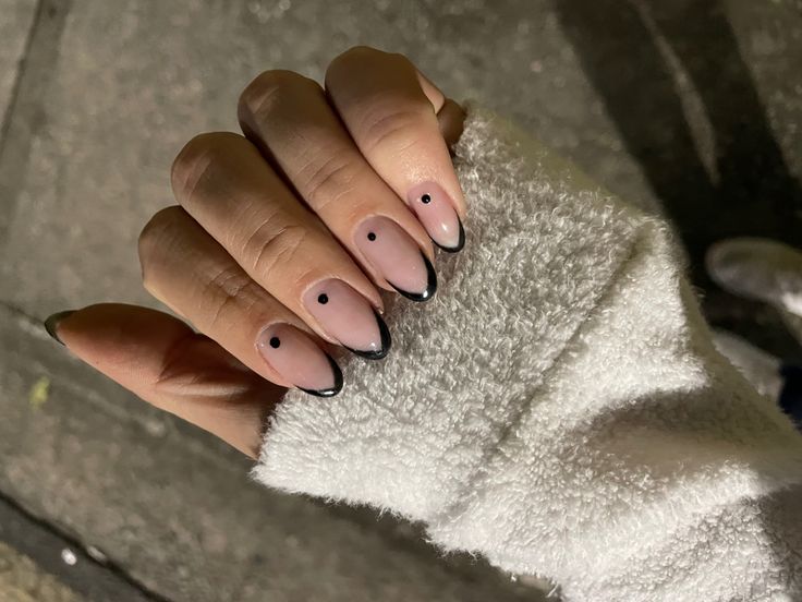 unha nude com francesinha preta e ponto na base