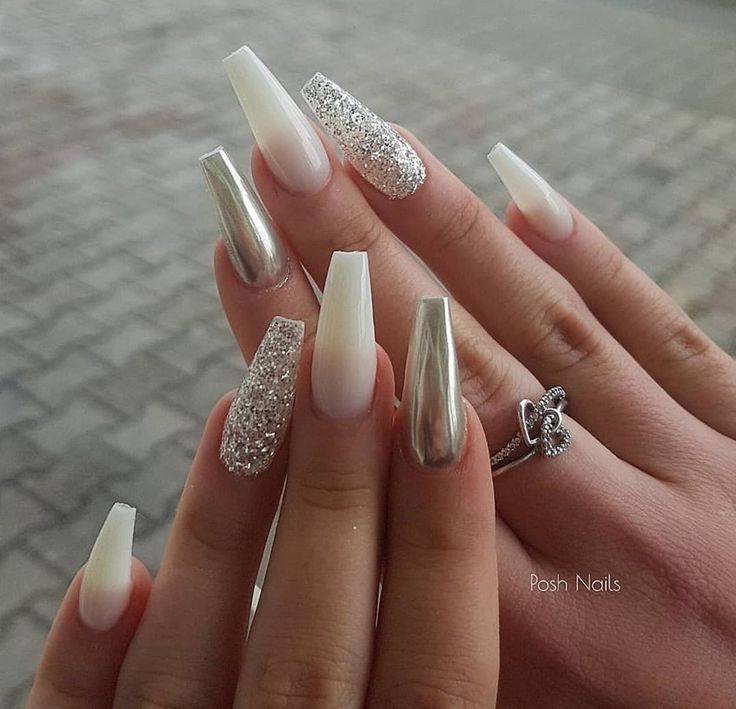 unhas branco e prata