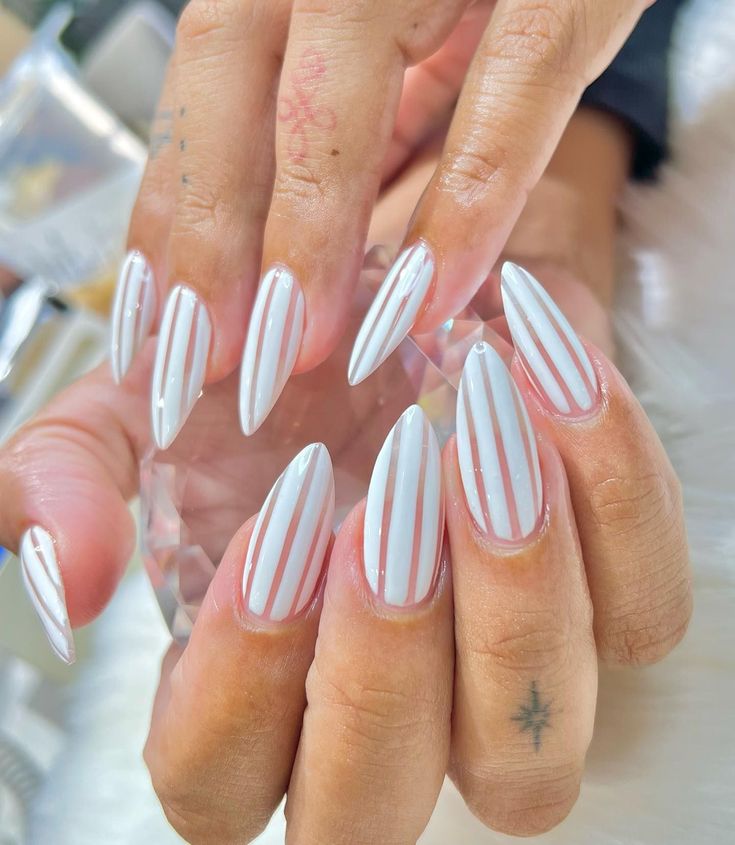unhas com linhas vesticais brancas
