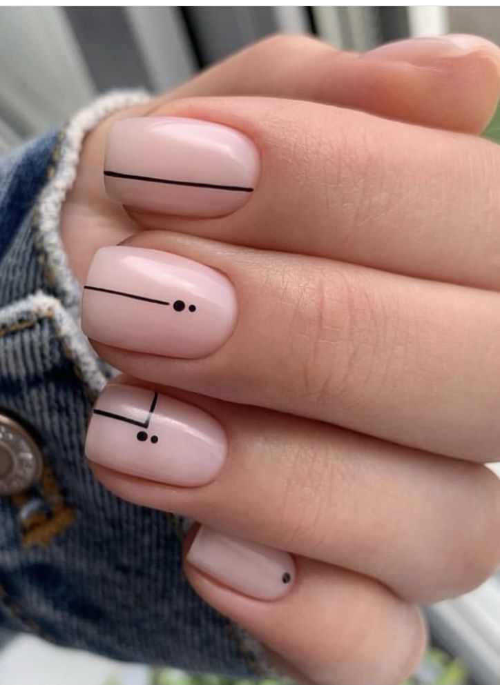 unhas com linhas vesticais minimalistas
