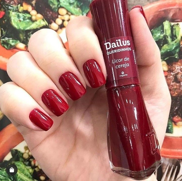 unhas de outono vermelho cereja