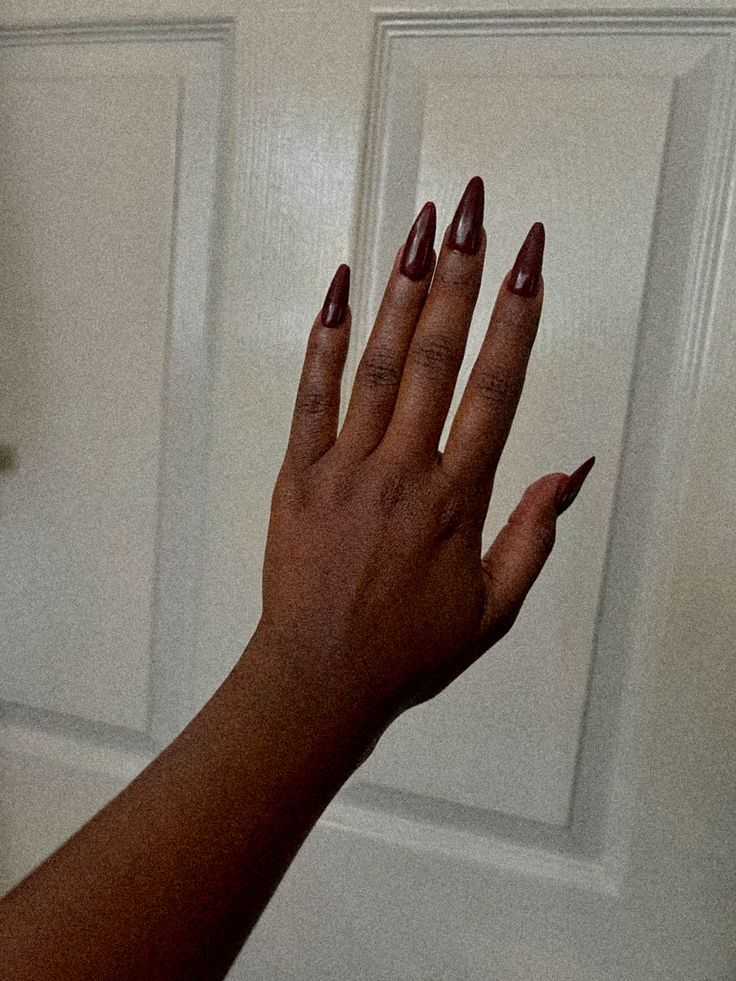 unhas vermelho-cereja