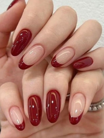 unhas vermelho-cereja