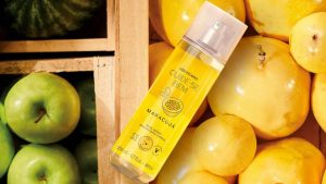 Body Splash de Maracujá do Boticário sobre caixas de frutas