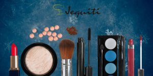 Cosméticos variados em frente à uma ilustração que representa uma superfície gelada; acima, a logo da Jequiti