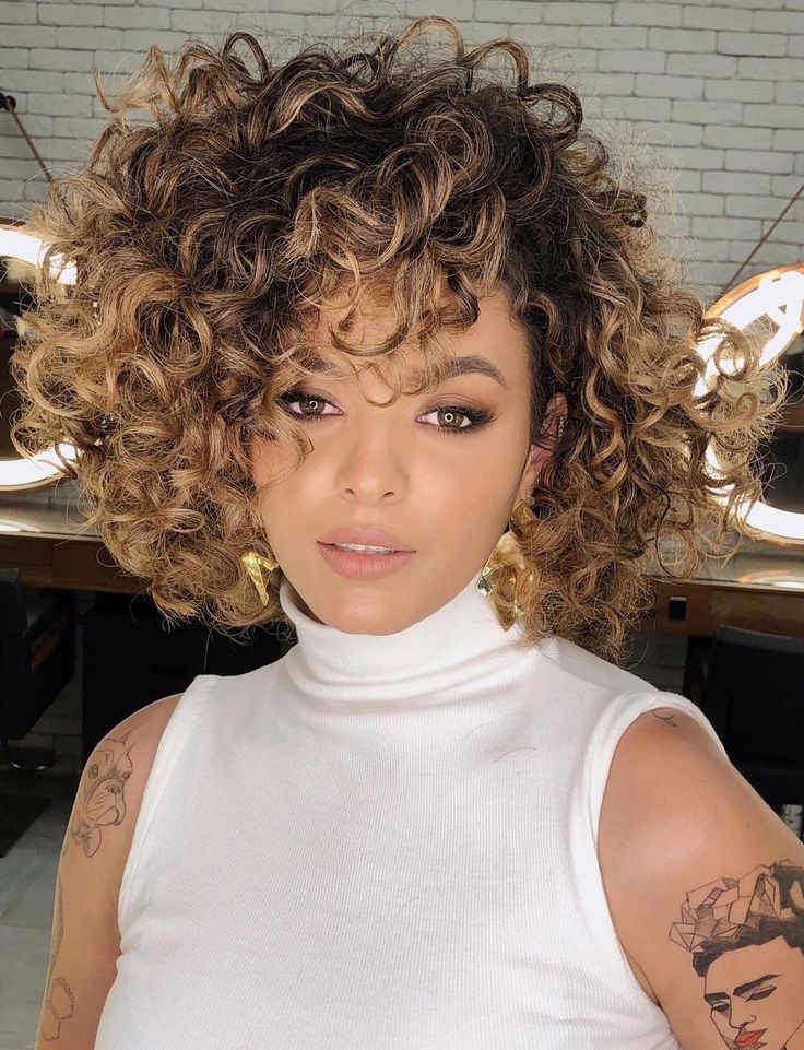 Corte curto em camadas morena iluminada