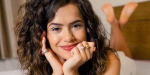 Maísa Silva deitada sorrindo