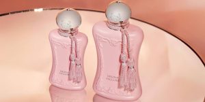 Dois frascos do perfume Delina Exclusif sobre uma superfície circular