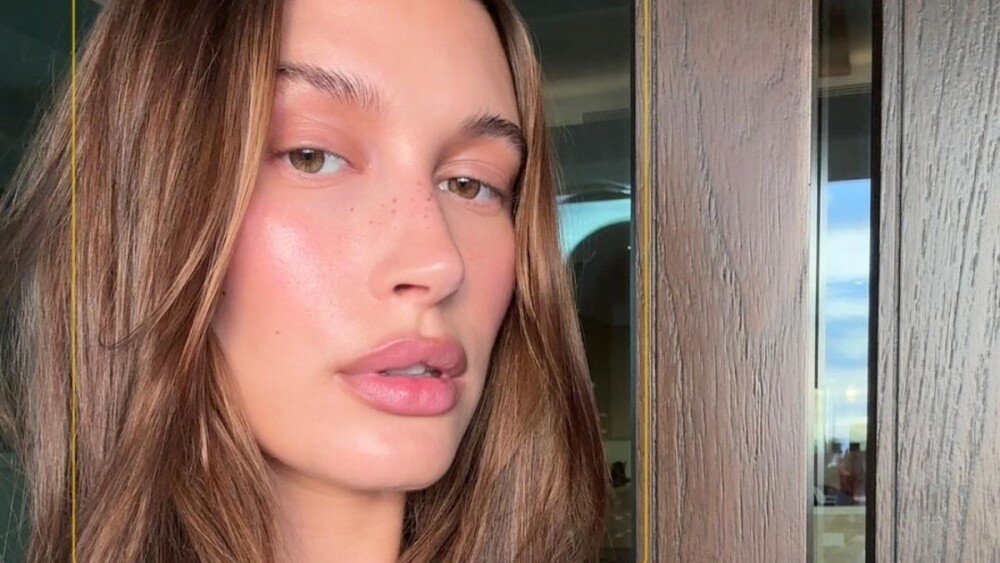 Hailey Bieber rotina de maquiagem rápida