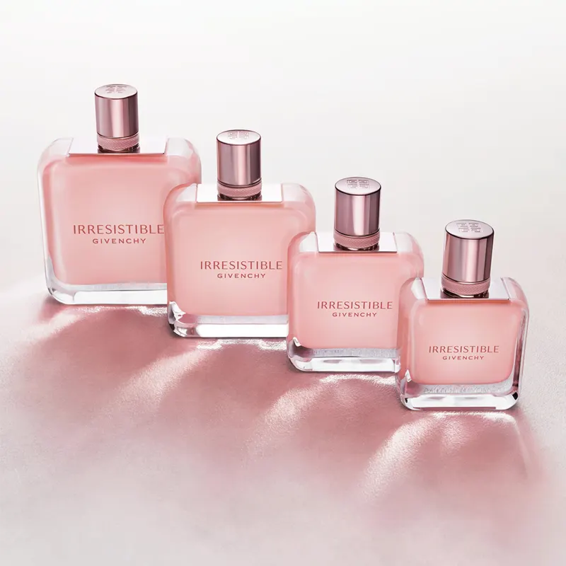 Quatro frascos de diferentes tamanhos do Irresistible Rose Velvet Givenchy Eau de Parfum enfileirados