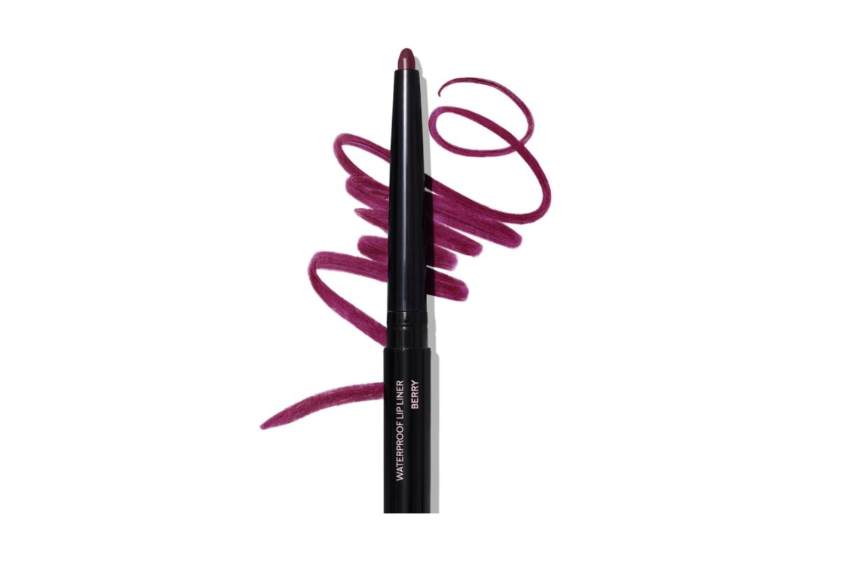 O Lápis Retrátil para os Lábios à Prova D'Água Mary Kay® em um fundo branco