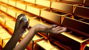 Mulher espirrando perfume no próprio braço; ao fundo, várias barras de ouro