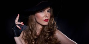 Mulher elegante usando um chapéu preto