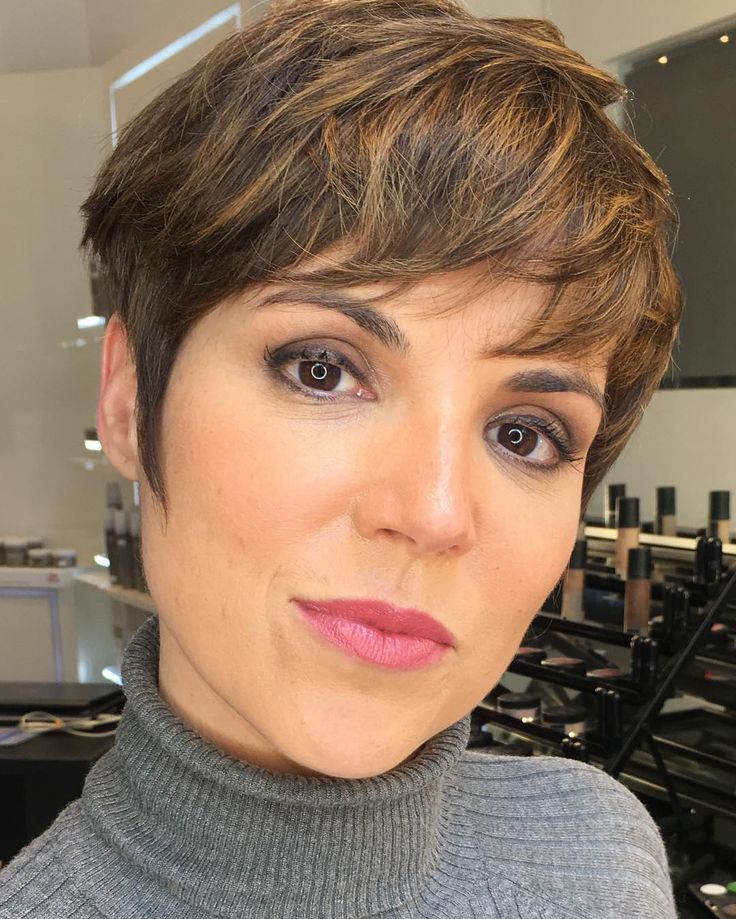 Pixie Cut cortes curtos morena iluminada