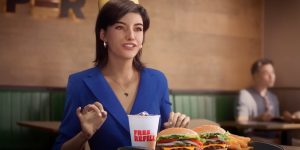 Personagem Lu Magalu no comercial do Burger King