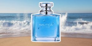 Perfume Nautica Voyage; ao fundo, a ondas 'estourando' em uma beira de praia