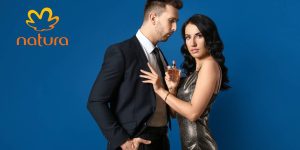 Casal vestido de forma elegante; mulher segura um frasco de perfume