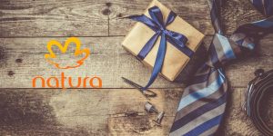Montagem com elementos que representam presentes para o Dia dos Pais ao lado da logomarca da Natura