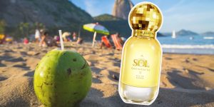 perfume SOL Cheirosa ’62 em uma montagem com uma praia do Rio de Janeiro ao fundo