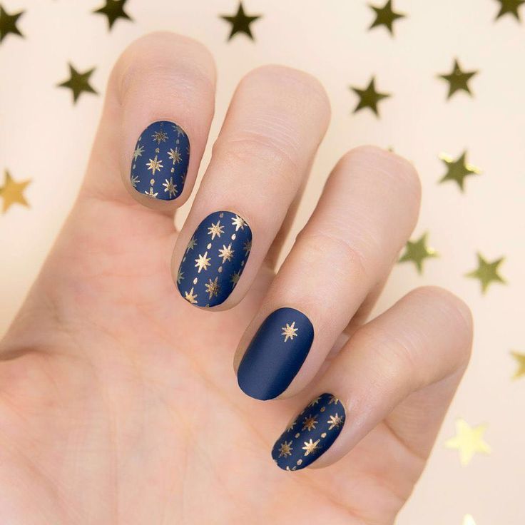 unhas azuis com estrelas signo de câncer
