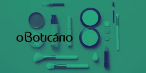Montagem com a logomarca do Boticário em destaque e alguns cosméticos ao fundo