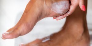 Cremes para deixar pés mais jovens, hidratados e sem ressecamento