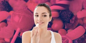 Mulher jovem passando hidratante labial