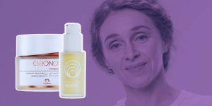 Dois cremes antienvelhecimento em destaque; ao fundo, uma mulher de cerca de 50 anos sorrindo