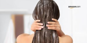 Mulher de costas passando condicionador nos cabelos; ao lado, uma logomarca da Amazon