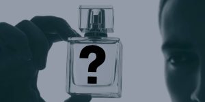 Homem segurando um frasco de perfume com um ponto de interrogação