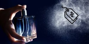 Mão feminina acionando um frasco de perfume