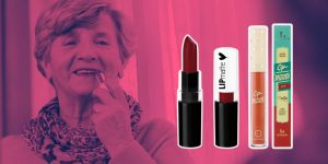 Montagem com mulher idosa passando batom ao fundo e dois batons em destaque