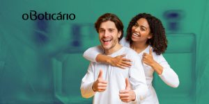 Montagem com casal fazendo sinal de positivo e frascos de perfumes ao fundo