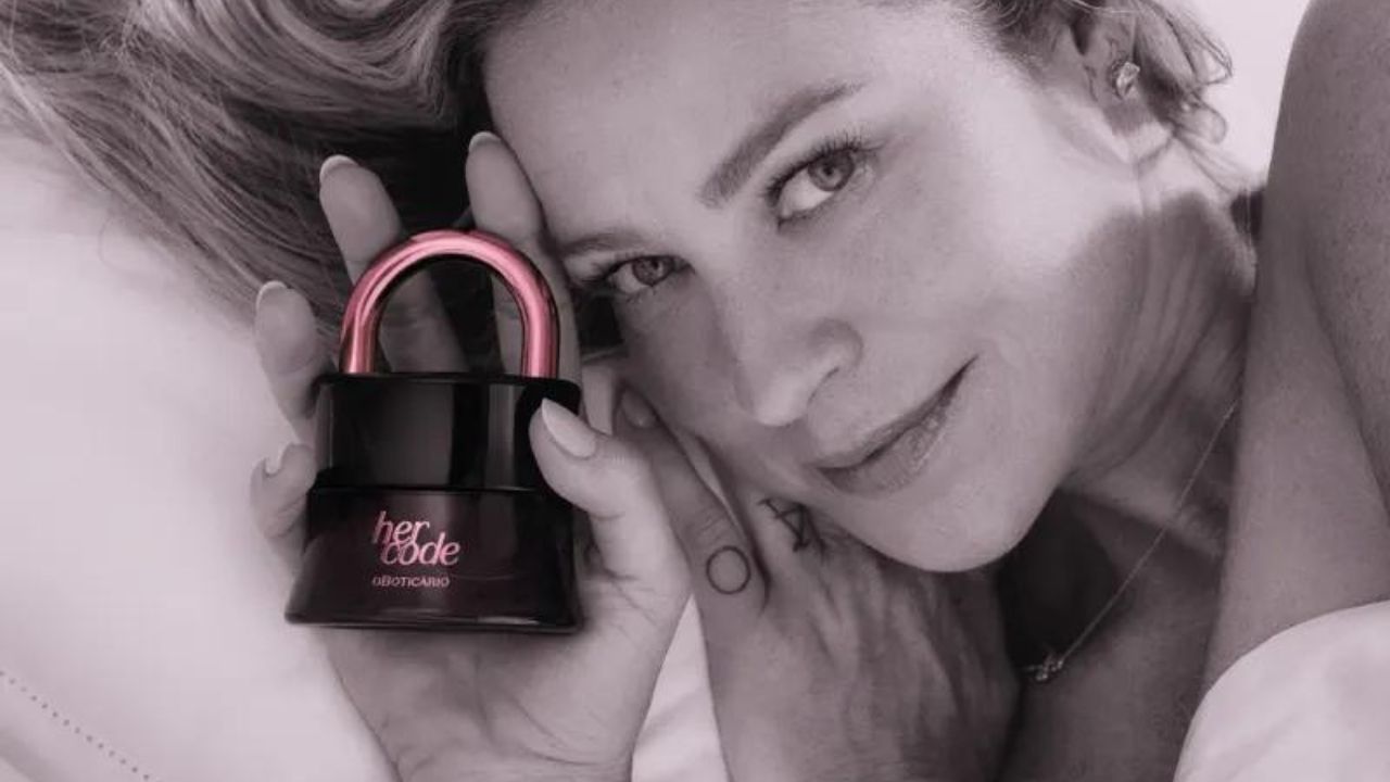 mulher segurando perfume her code touch do boticário