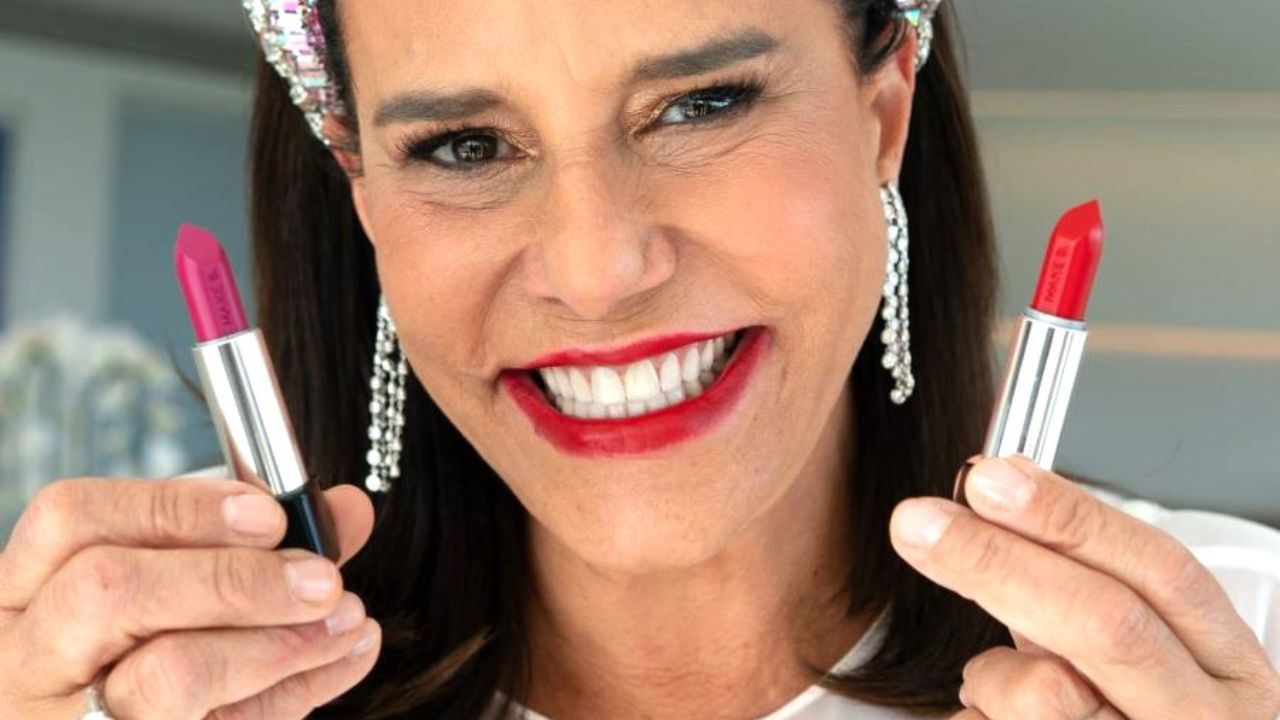 narcisa segurando dois batons