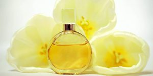 Um perfume de frasco amarelo