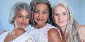 três mulheres maduras com cabelos grisalhos