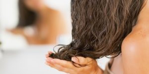 mulher segurando cabelos com as mãos